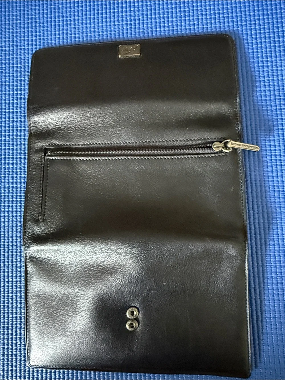 Stone Mountain Accessories Black Leather Flap Wallet with Metal Logo